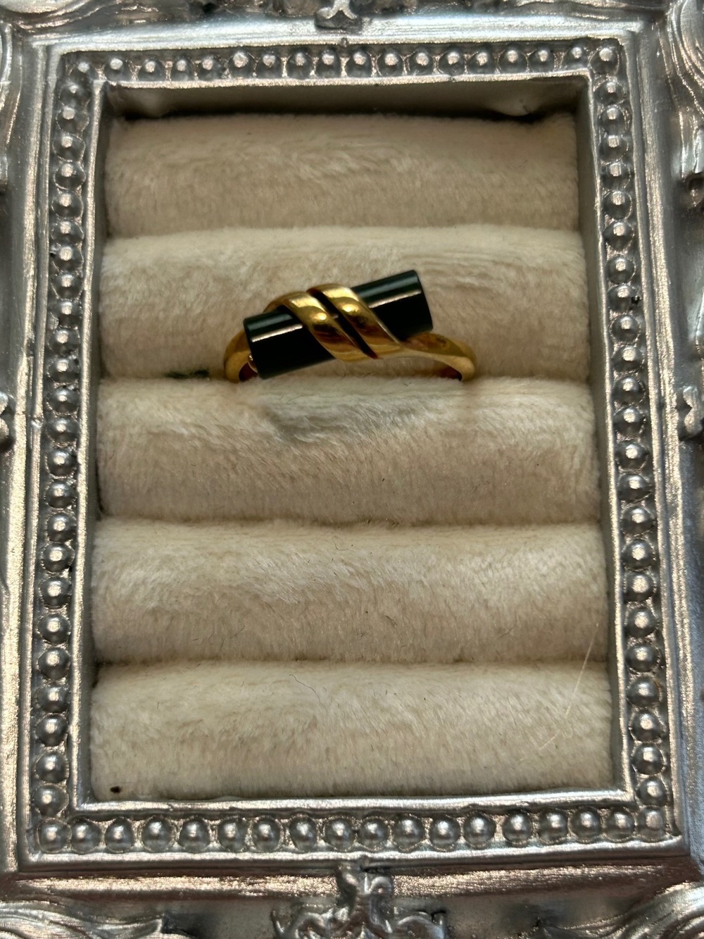 Avon Gold Tone/Green Stone
Ring Size 8 3/4